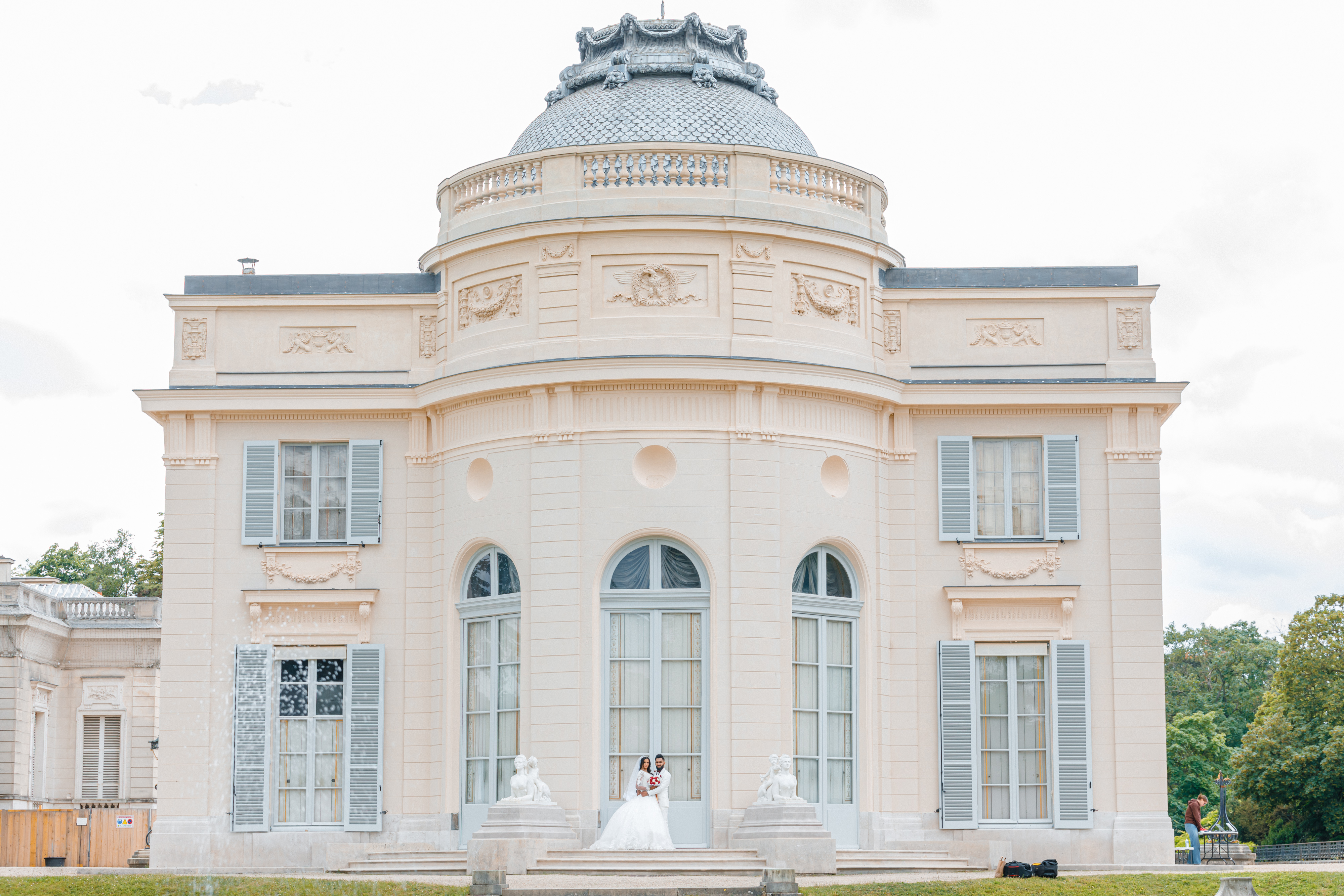 Couple devant château